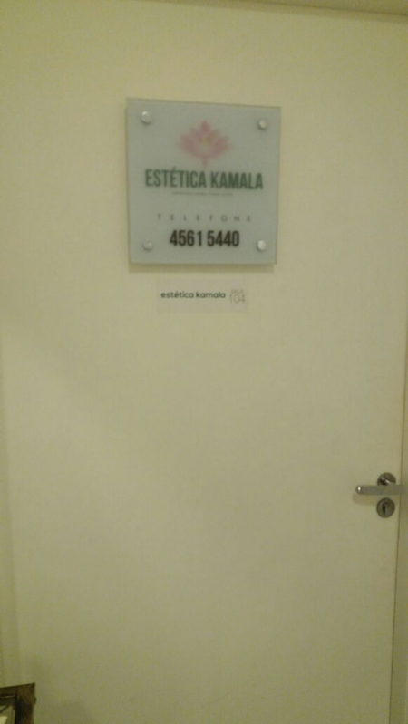 placa-de-vidro-com-adesivo