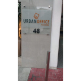 orçamento de placa de vidro com logo Liberdade