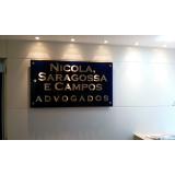 placa de acrílico com logotipo Vila Andrade