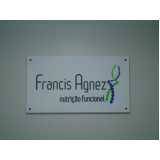 placa em acrílico transparente com logo Jockey Clube