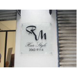 placas de acrílico com logotipo M'Boi Mirim