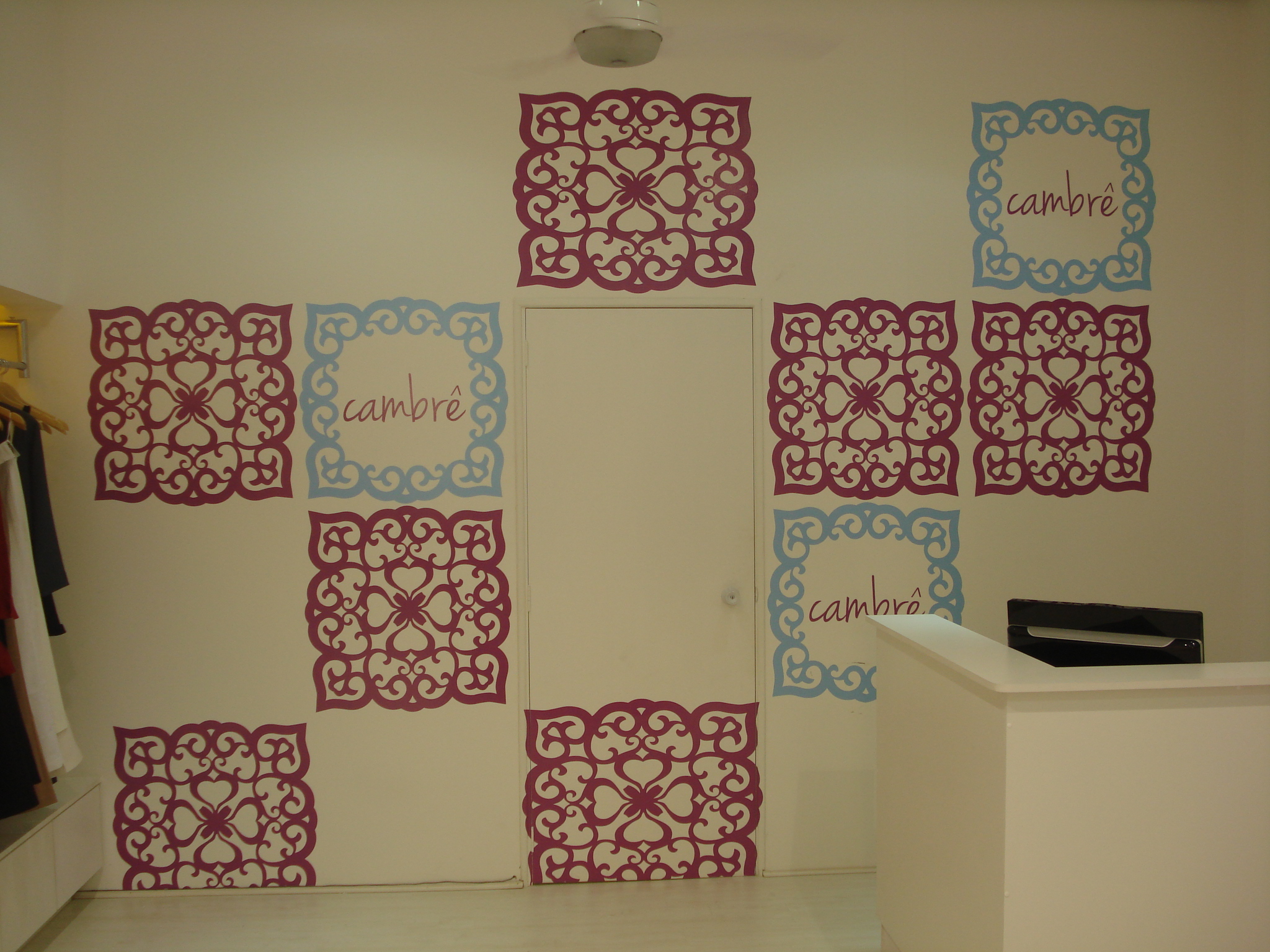 Decoração de ambientes com adesivos em recorte eletronico.