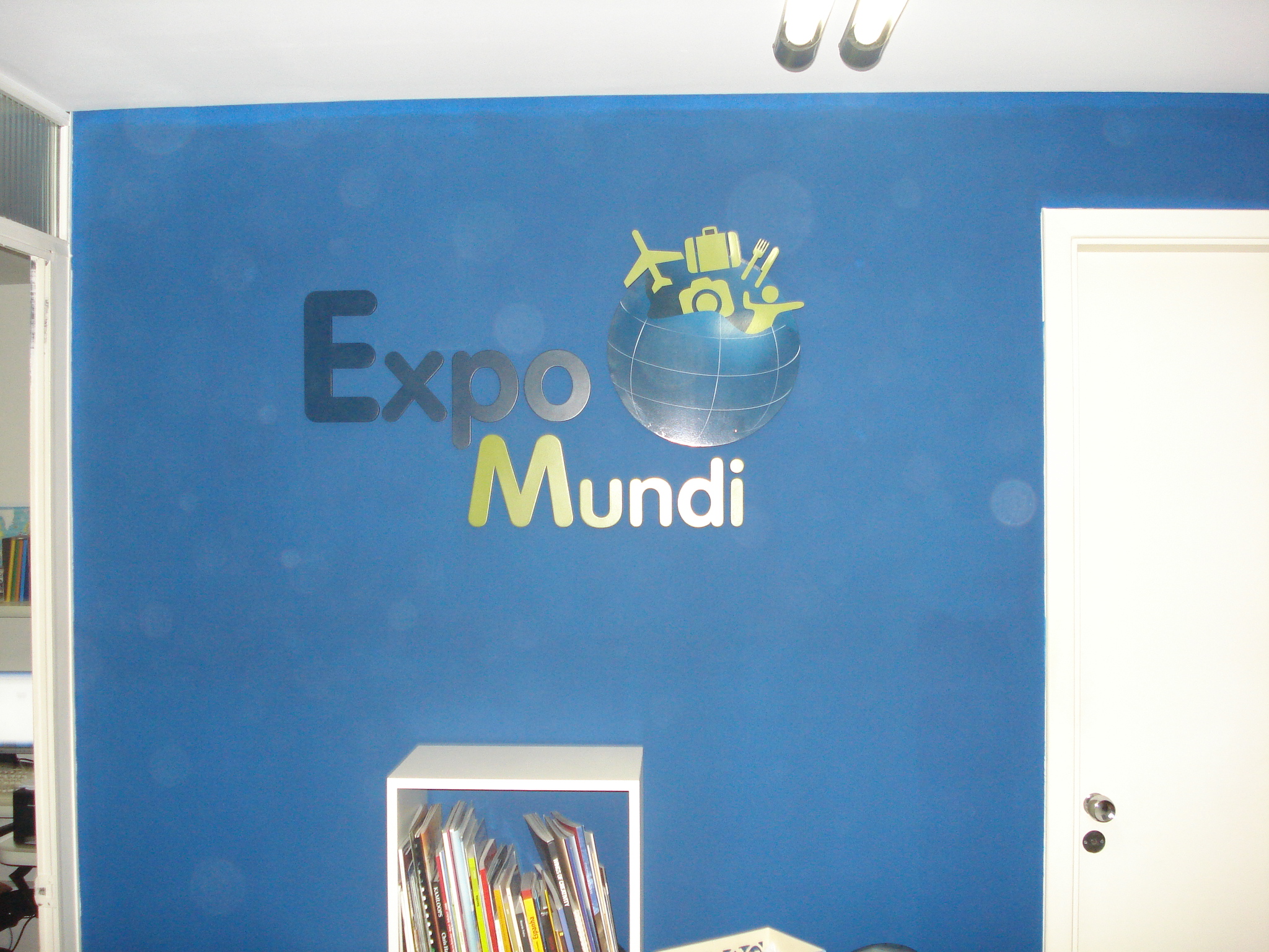 Logo em MDF corte laser com pintura automotiva.