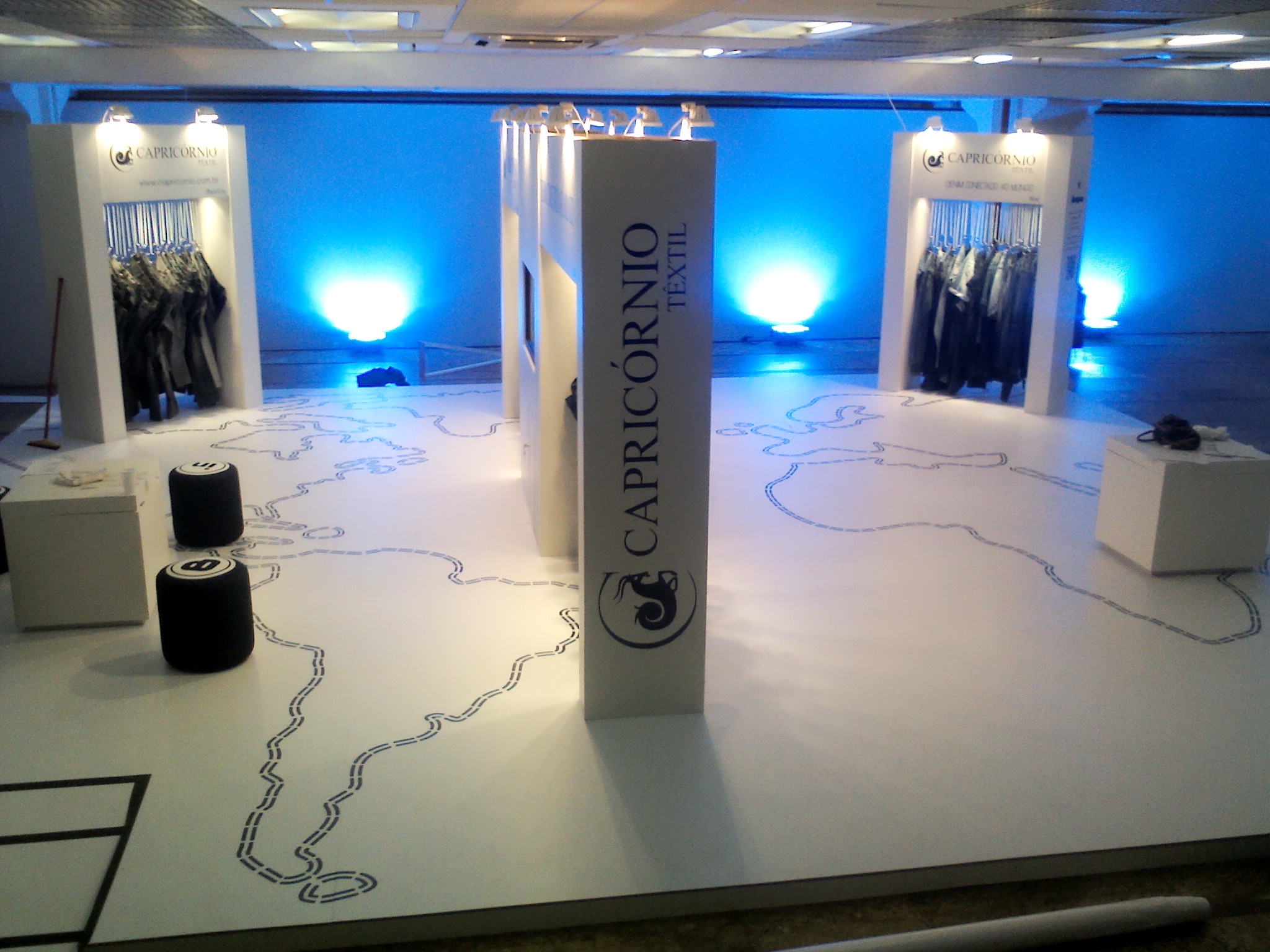 Adesivo de piso laminado e recorte em Stand