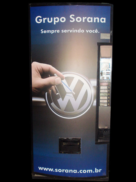 Maquina envelopada com vinil de impressão digital. 