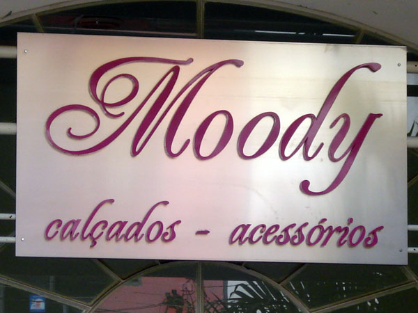 Placa em aço escovado com aplicação de letras caixa em relevo pintadas