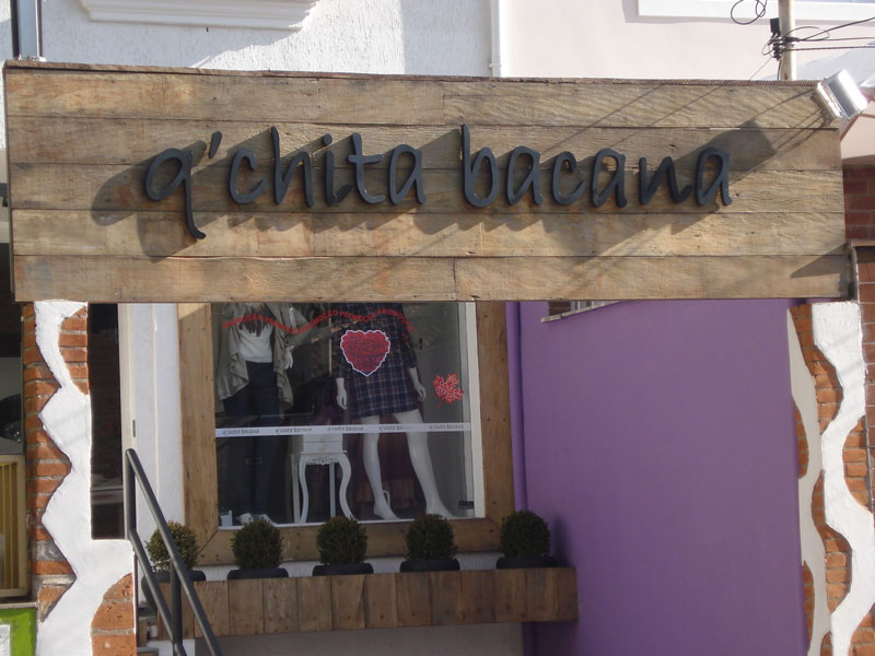 Logo em letras caixa de chapa pintada.