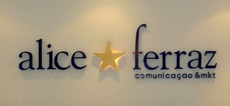 Logo em letra caixa de MDF com pintura automotiva e iluminação Led.