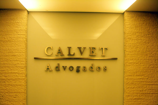 Logo em letras caixa de aço escovado
fixadas em painel de vidro.