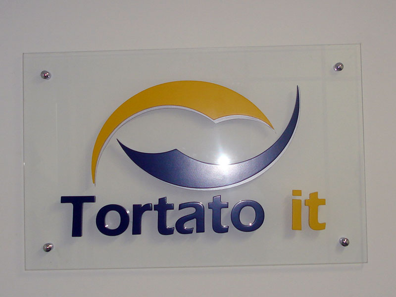 Placa de vidro com logotipo recortado em MDF pintado