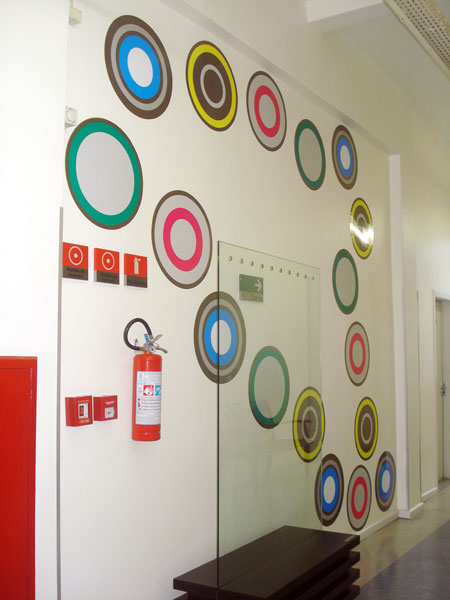 Decoração de ambientes com adesivos em recorte eletronico.